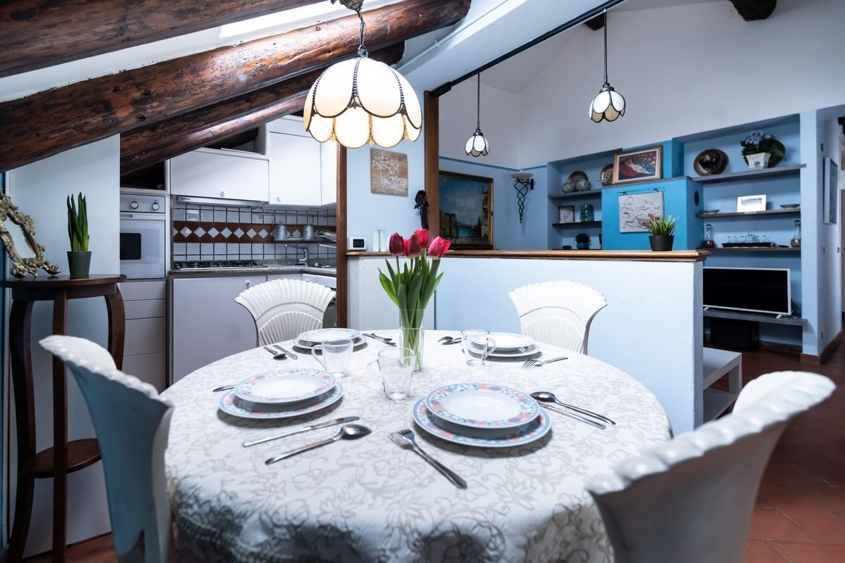Attico Agnello: la zona pranzo sotto le travi a vista