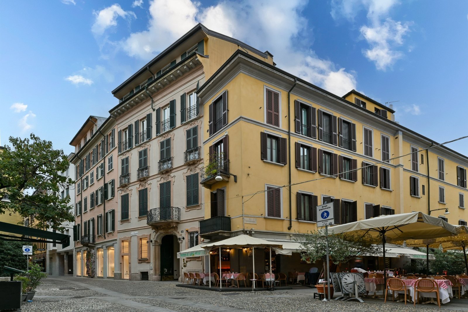 Via Madonnina a Brera: i palazzi storici all’angolo e la via pedonale